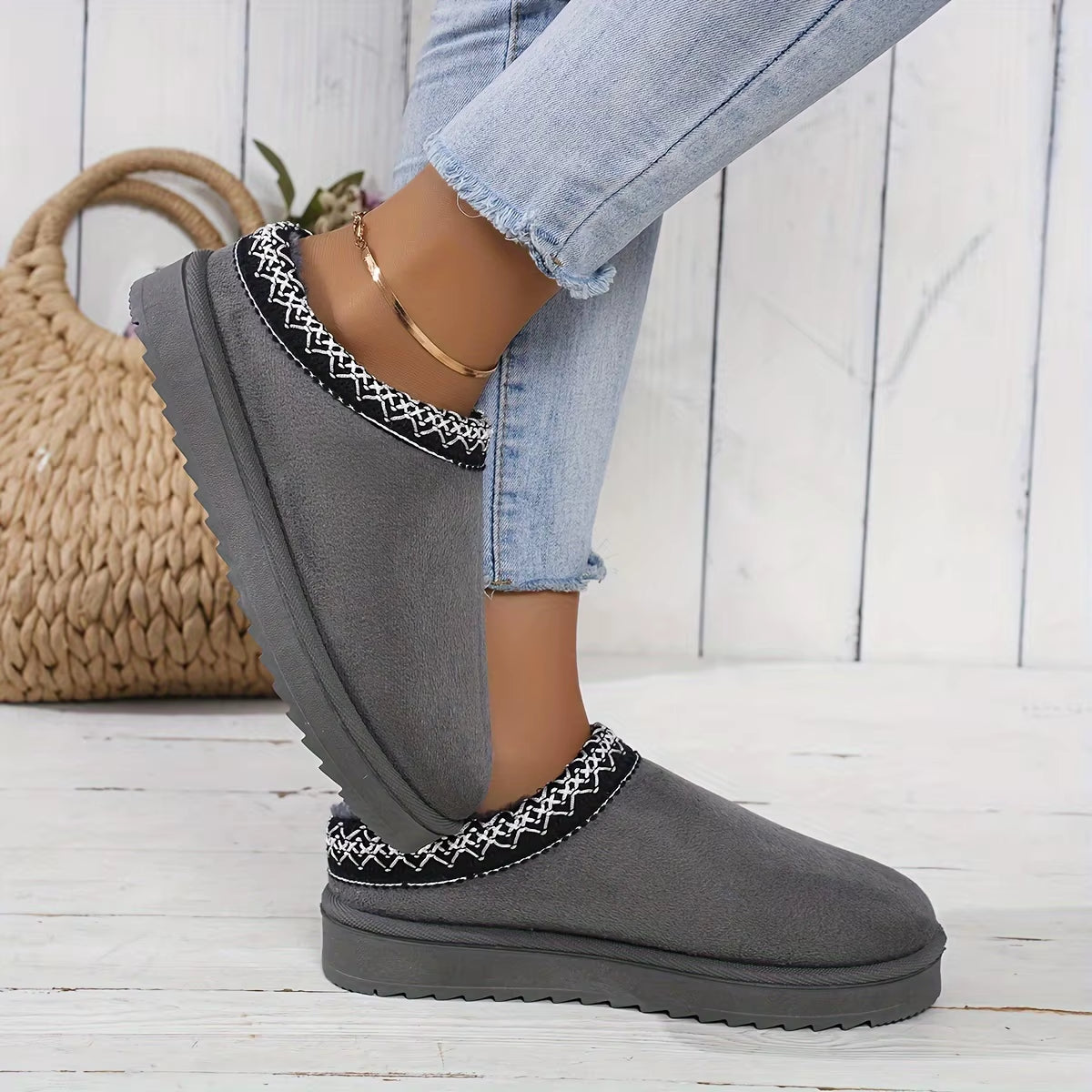 Thick Sole New Style Bread 2025 Cotton Shoes Women Slippers Warm with Fur Lining for Winter