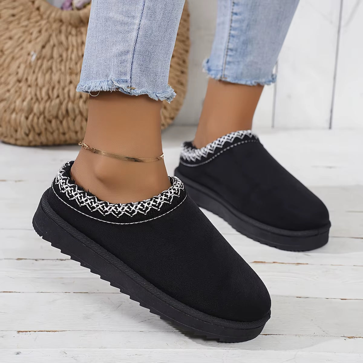 Thick Sole New Style Bread 2025 Cotton Shoes Women Slippers Warm with Fur Lining for Winter