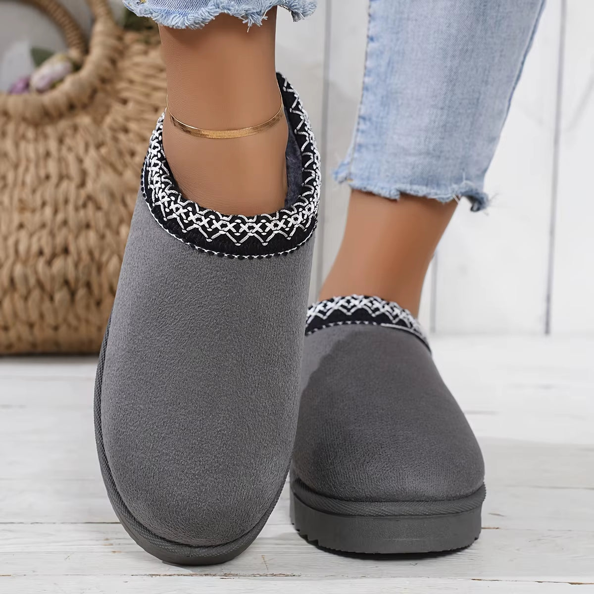 Thick Sole New Style Bread 2025 Cotton Shoes Women Slippers Warm with Fur Lining for Winter